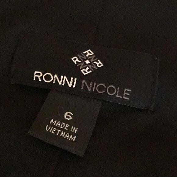 V neck dress in size 6 by RONNI NICOLE in black & tan - Picture 11 of 13